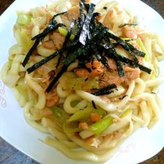 簡単すぐ作れる鮭フレークを使った和風焼うどん